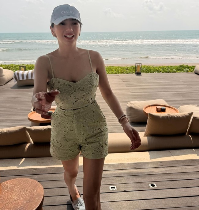 Terlihat cantik memukau, seperti biasa penampilan Angel kembali banjir pujian. Tak sedikit yang memuji kecantikan wanita 39 tahun itu. Foto: Instagram/@realangelkaramoy