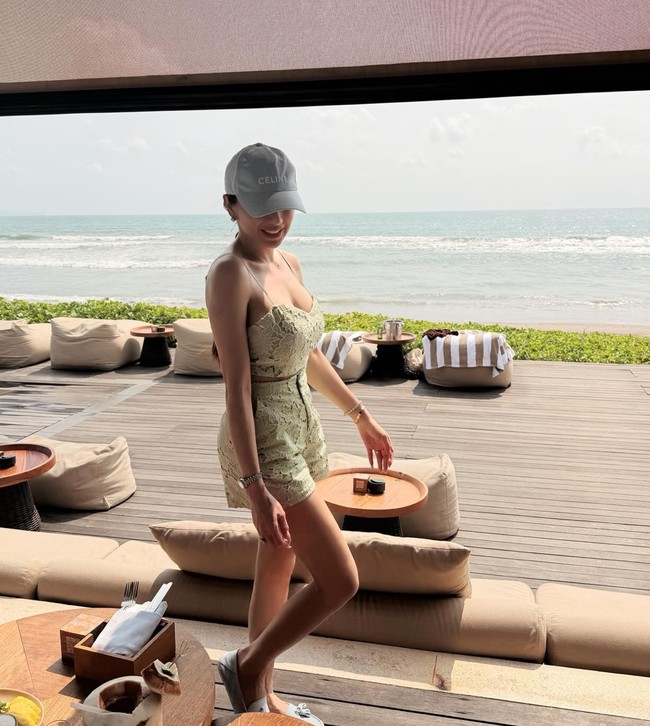 Meski tampil simpel, namun penampilannya itu tampak mewah dan elegan dengan beragam perhiasan yang ia kenakan, seperti anting, gelang, hingga cincin berlian. Foto: Instagram/@realangelkaramoy