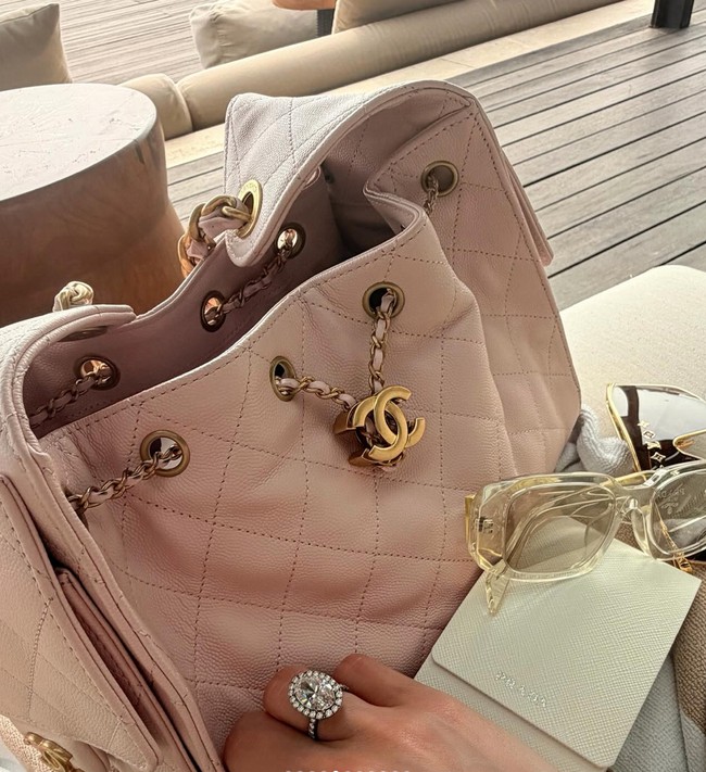 Di salah satu foto bahkan terlihat Angel memamerkan tas, kaca mata, serta cincin berlian berukuran besar di jari manisnya. Sayangnya belum diketahui apakah cincin tersebut ikut menjadi kado ulang tahun pemberian Gusti Ega, seperti tas pink pastel yang turut dipamerkannya. Foto: Instagram/@realangelkaramoy