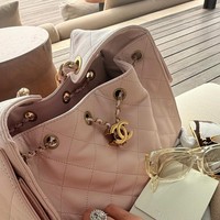 Di salah satu foto bahkan terlihat Angel memamerkan tas, kaca mata, serta cincin berlian berukuran besar di jari manisnya. Sayangnya belum diketahui apakah cincin tersebut ikut menjadi kado ulang tahun pemberian Gusti Ega, seperti tas pink pastel yang turut dipamerkannya. Foto: Instagram/@realangelkaramoy