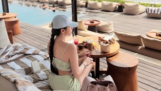 Cantiknya Angel Karamoy Pelesiran di Pulau Dewata