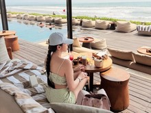 Cantiknya Angel Karamoy Pelesiran di Pulau Dewata