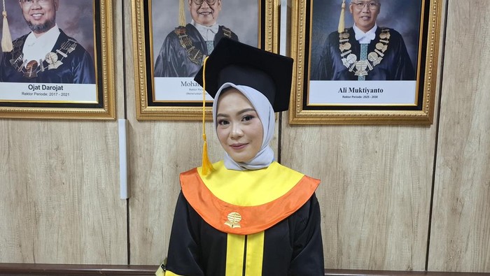 Kuliah Online Bukan Halangan, Asri Syakilla Jadi Lulusan Terbaik UT