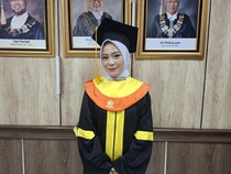 Kuliah Online Bukan Halangan, Asri Syakilla Jadi Lulusan Terbaik UT