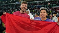 Dua youtuber dunia bersatu. Atta Halilintar foto bareng MrBeast yang bergabung di tim lawan bareng Thierry Henry, Franck Ribery, dan Gerard Pique, serta kreator konten dunia lainnya seperti, KSI, Harry Pinero, Billy Wingrove, dan Danny Aarons. Foto: Instagram @attahalilintar