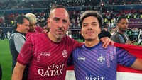 Walau kami tidak tinggi, mimpi dan kemauan kami tinggi, tulis Atta Halilintar saat foto bareng Franck Ribery. Foto: Instagram @attahalilintar