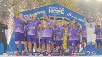Atta Halilintar dan tim Chunkz naik podium sebagai juara. oto: Instagram @attahalilintar