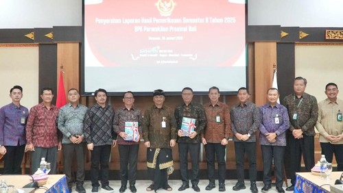 Bank BPD Bali menerima penyerahan Laporan Hasil Pemeriksaan (LHP) dari BPK RI Perwakilan Provinsi Bali pada Jumat (30/1/2026).( Dok. BPD Bali)