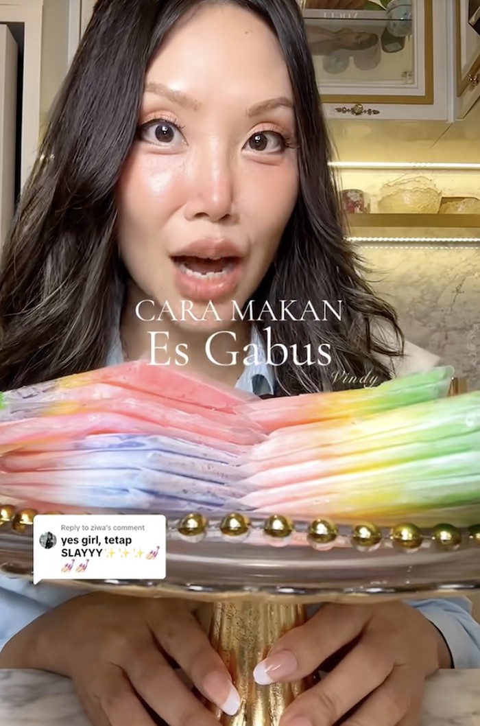 Begini Nih Cara Makan Es Gabus agar Tetap 'Slay' ala Vindy Lee