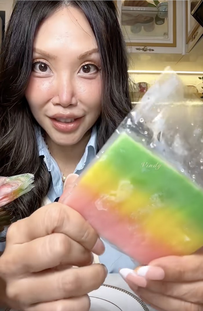 Begini Nih Cara Makan Es Gabus agar Tetap 'Slay' ala Vindy Lee