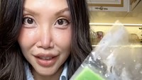 Karena dia es krim, kita harus makannya segera, kata Vindy Lee di awal video. Ia juga bercerita masa kecilnya tidak memakan es gabus karena dirinya berada di Singapura. Foto: TikTok cindyleetiktok