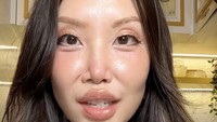 Vindy Lee menjelaskan tekstur es gabus yang empuk karena dibuat dari tepung hunkwe. Jadi bisa dipencet, katanya. Foto: TikTok cindyleetiktok