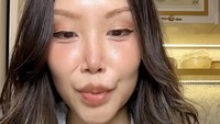 Untuk makan es gabus, Vindy Lee menyarankan siapkan piring kecil atau tisu sebagai alas. Foto: TikTok cindyleetiktok