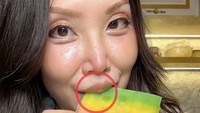 Kemudian gigit dari bagian ujung es gabus. Hindari memakannya langsung di bagian tengah karena akan menyisakan bekas gigitan yang terlihat jelas. Foto: TikTok cindyleetiktok