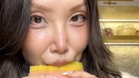 Nikmati es gabus garis demi garis. Jadi, makan pun terlihat rapi dan tidak berantakan. Foto: TikTok cindyleetiktok