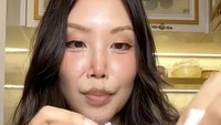 Terakhir, jangan lupa membuang plastik dan tisu yang digunakan. Kamu bisa melipatnya dengan rapi sebelum memasukkan ke tempat sampah. Foto: TikTok cindyleetiktok