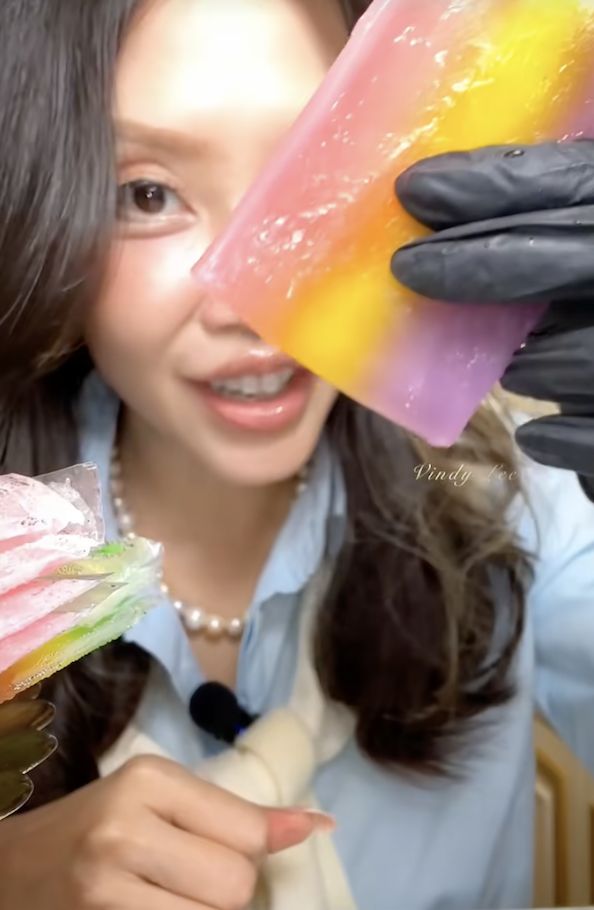 Begini Nih Cara Makan Es Gabus agar Tetap 'Slay' ala Vindy Lee Begini Nih Cara Makan Es Gabus agar Tetap 'Slay' ala Vindy Lee