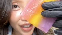 Soal rasa, Vindy Lee bilang es gabus mirip jelly dan cendol. Kayak jelly sedikit, kayak cendol sedikit... ujarnya sambil berusaha mencerna rasa es gabus. Foto: TikTok cindyleetiktok