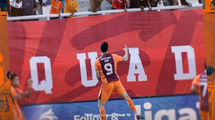 Borneo FC Samarinda meraih kemenangan dramatis atas PSIM Yogyakarta dengan skor 2-1, dalam Super League 2025/2026 pekan ke-19. Gol penentu kemenangan Pesut Etam tercipta pada masa injury time babak kedua.