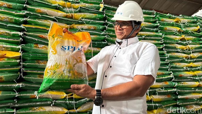 Viral video di media sosial, yang memperlihatkan dugaan beras Stabilisasi Pasokan dan Harga Pangan (SPHP) oplosan atau palsu. Dalam video tersebut, beras yang dibeli di salah satu warung di Kabupaten Kubu Raya disebut tampak berwarna kuning dan hitam, banyak yang pecah, serta disebut cepat basi saat dimasak.