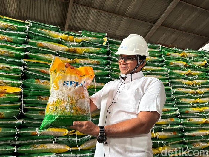 Viral video di media sosial, yang memperlihatkan dugaan beras Stabilisasi Pasokan dan Harga Pangan (SPHP) oplosan atau palsu. Dalam video tersebut, beras yang dibeli di salah satu warung di Kabupaten Kubu Raya disebut tampak berwarna kuning dan hitam, banyak yang pecah, serta disebut cepat basi saat dimasak.