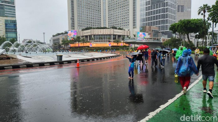 Warga Olahraga di CFD HI Meski Hujan: Sudah Keringatan, biar Sekalian Basah
