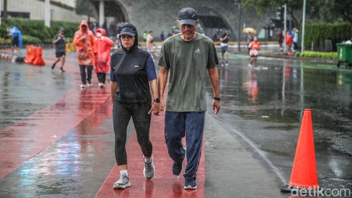Gerimis yang turun sejak pagi tak menyurutkan langkah warga yang memadati kawasan Car Free Day Bundaran HI, Jakarta Pusat, Minggu (1/2/2026).