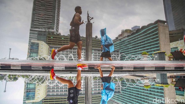 CFD Bundaran HI Tetap Ramai Meski Diguyur Hujan