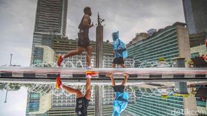 CFD Bundaran HI Tetap Ramai Meski Diguyur Hujan