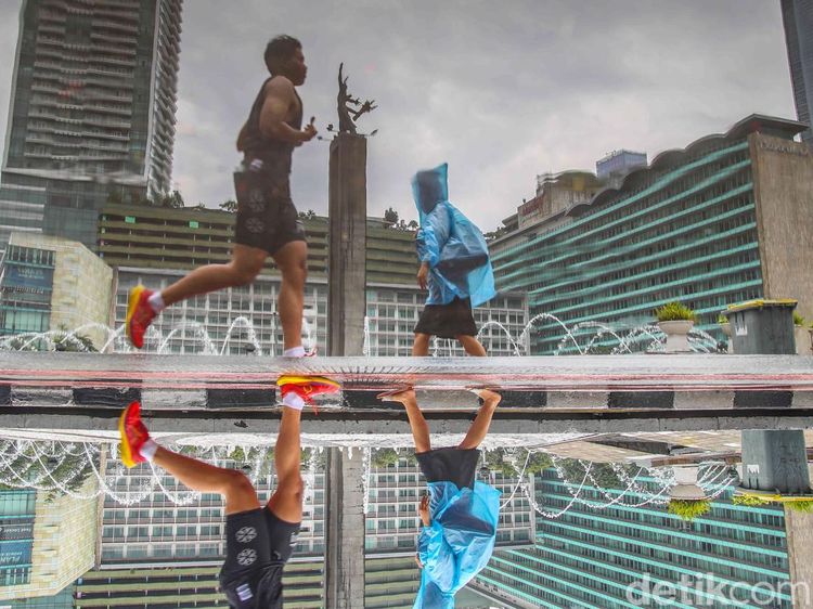 CFD Bundaran HI Tetap Ramai Meski Diguyur Hujan
