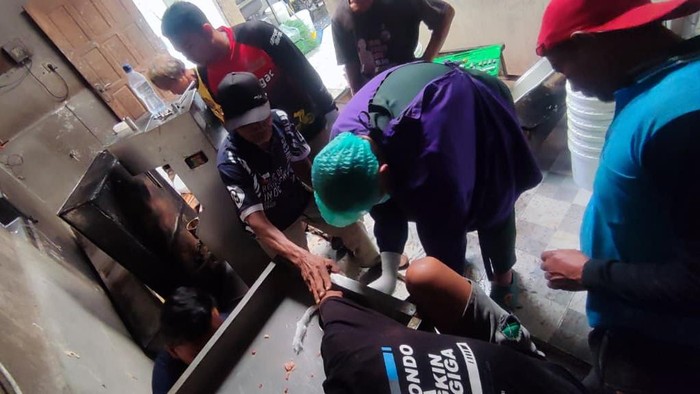 Damkar Blitar evakuasi oekerja yang tangannya terjebak mesin giling