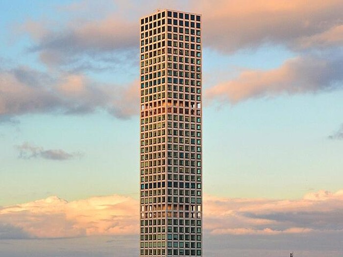 432 Park Avenue merupakan sebuah apartemen di New York. Gedung ini punya desain yang terinspirasi dari tempat sampah.