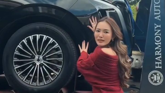 Dian Soediro Bangga Mimpi Punya Mobil Baru Terwujud, Beli BYD Denza