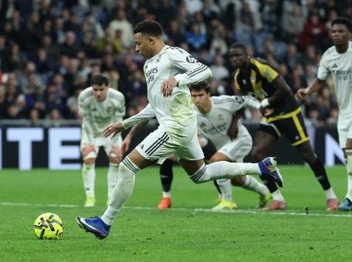 Real Madrid's French forward #10 Kylian Mbappe scores his team's second goal from the penalty spot during the Spanish league football match between Real Madrid CF and Rayo Vallecano at the Santiago Bernabeu stadium in Madrid on February 1, 2026. (Photo by Thomas COEX / AFP)