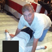 Geger Foto Terbaru Eks Pangeran Andrew Bersama Wanita Terbaring di Lantai