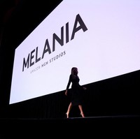 Menurut Hervé, gaya Melania telah konsisten selama bertahun-tahun. “Ia tertarik pada tailoring yang kuat, tampilan sleek, dan potongan sempurna tanpa detail berlebihan. Gayanya akan berkembang, tetapi inti tampilannya akan tetap sama. Dia selalu percaya diri dengan pilihannya, dan saya hanya membantu mewujudkannya,” jelasnya kepada Hello. (Foto: REUTERS/Kevin Lamarque)