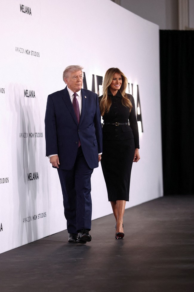 Istri Presiden Donald Trump ini menambahkan sabuk hitam ramping untuk menonjolkan siluet pinggang, lalu memadukannya dengan sepatu hak runcing berwarna senada. Rambut pirangnya dibiarkan terurai dengan gelombang lembut di punggung. (Foto: REUTERS/Kevin Lamarque)