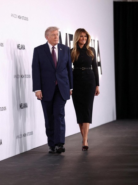 Donald Trump Disebut Terobsesi Sepatu Michael Jackson, Staf Sampai Ikut Pakai