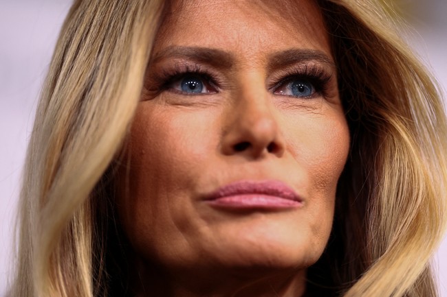 Dokumenter ‘Melania’ yang diproduksi oleh Amazon dengan biaya US$ 40 juta mengikuti perjalanan Melania Trump menjelang pelantikan suaminya. Terlepas dari bujet yang fantastis itu, film berdurasi 104 menit ini mendapat respons negatif. “Film Melania hanyalah versi sampah remake dari film ’The Zone of Interest’ yang dipermak,” demikian kritikus film The Guardian menilai. Sejauh ini situs IMDb memberi rating 1.1 dari 10 bintang. (Foto: REUTERS/Kevin Lamarque)