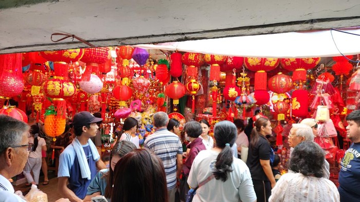 Glodok Diserbu Warga Jelang Imlek, Penjual Angpau-Lampion Cuan Banyak