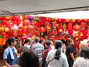 Glodok Diserbu Warga Jelang Imlek, Penjual Angpau-Lampion Cuan Banyak