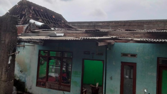 Penampakan rumah yang rusak akibat hujan deras dan angin kencang di Majegan, Tulung, Klaten, Minggu (1/2/2026).