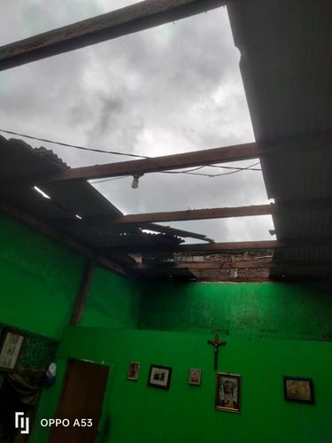 Hujan Angin Klaten Penampakan rumah yang rusak akibat hujan deras dan angin kencang di Majegan, Tulung, Klaten, Minggu (1/2/2026).