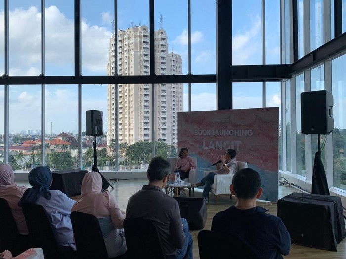 Ika Natassa Luncurkan Novel Langit Mengambil