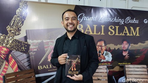 Ilham Efendi dan buku Bali Slam Entitas yang terlupakan. Buku karyanya yang memperkenalkan sejarah masyarakat Bali Islam, Sabtu (31/1/2026). (Ahmad Firizqi Irwan/detikBali)