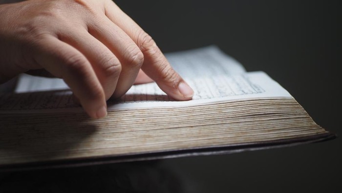 Ilustrasi membaca Al-Quran