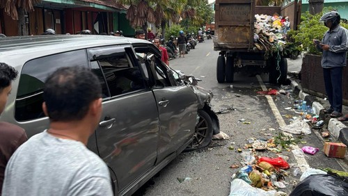 Mobil Toyota Innova menabrak truk sampah di Pasar Lama Kampung Air, Labuan Bajo, Manggarai Barat, NTT, Minggu (1/2/2026) pagi. (Satlantas Polres Manggarai Barat)