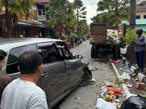 Video Detik-detik Minibus Tabrak Truk di Labuan Bajo, Sopir Diduga Mabuk