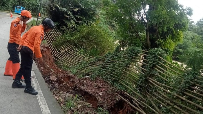 Tebing 20 Meter Longsor, Jalan Raya Jasinga-Bogor Ditutup sebagian