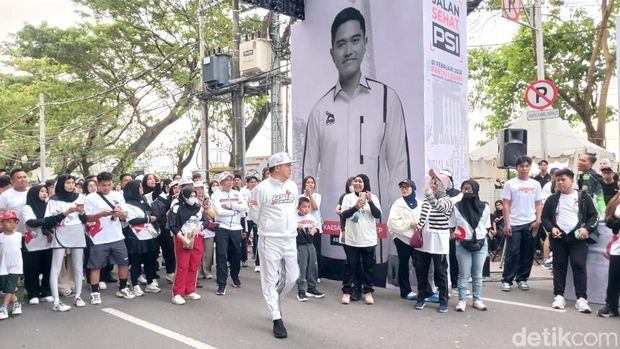 Jalan Sehat PSI di Makassar.